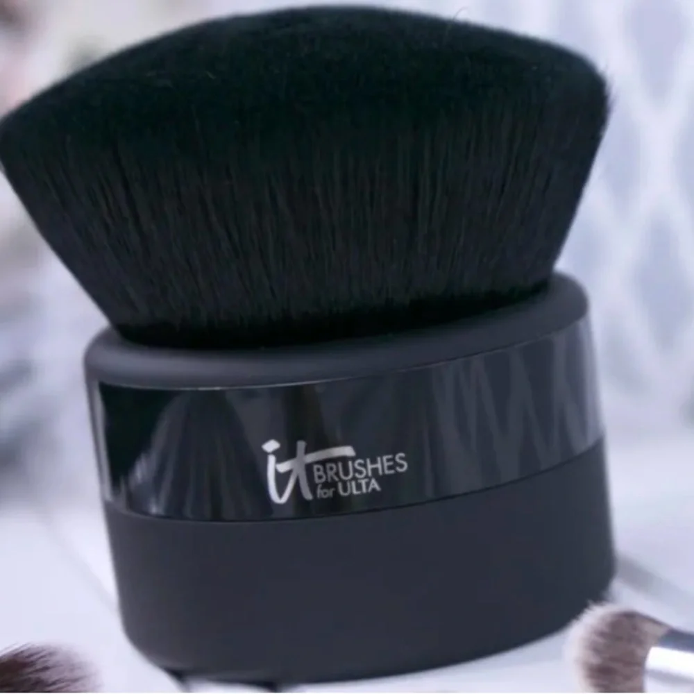 IT COSMETICS NWT VELVET LUXE GODDESS KABUKI N•306 - BLURRING COLLECTION ✨️